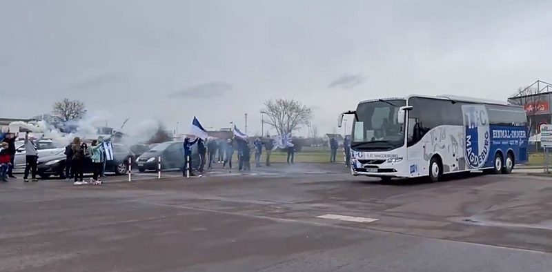 Video: FCM-Fans verabschieden ihre Mannschaft mit Hupkonzert und kleiner Pyroshow