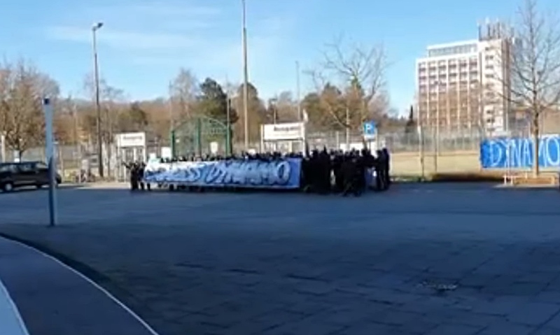 Video: Fans des F.C. Hansa Rostock verabschieden ihre Mannschaft mit Pyrotechnik