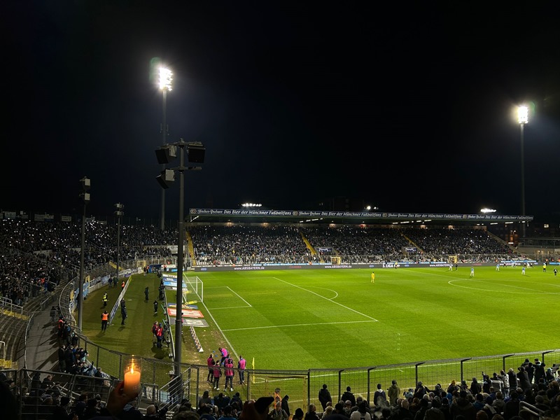 1860 München Fans erleuchten Stadion gegen Rassismus