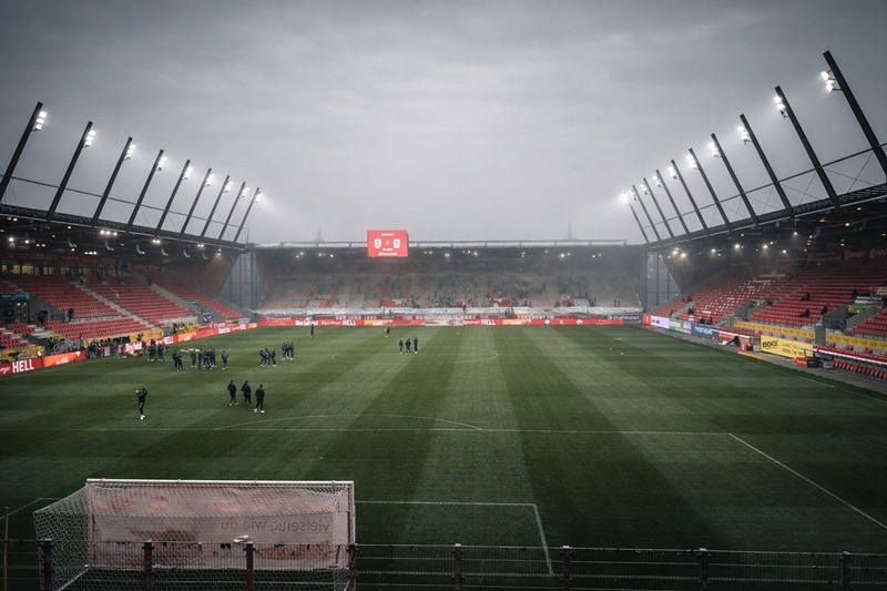 Jahnstadion Regensburg mit Blick auf das Spielfeld